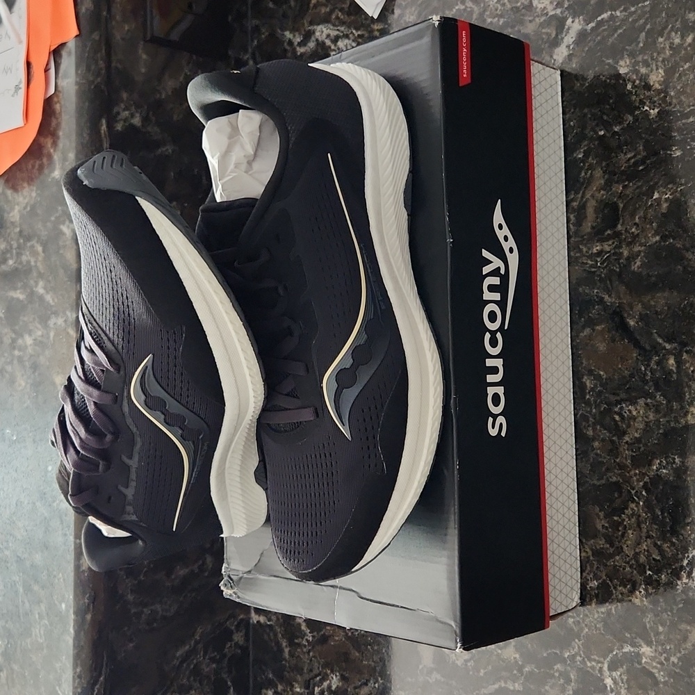 NEW Saucony tennis shoes